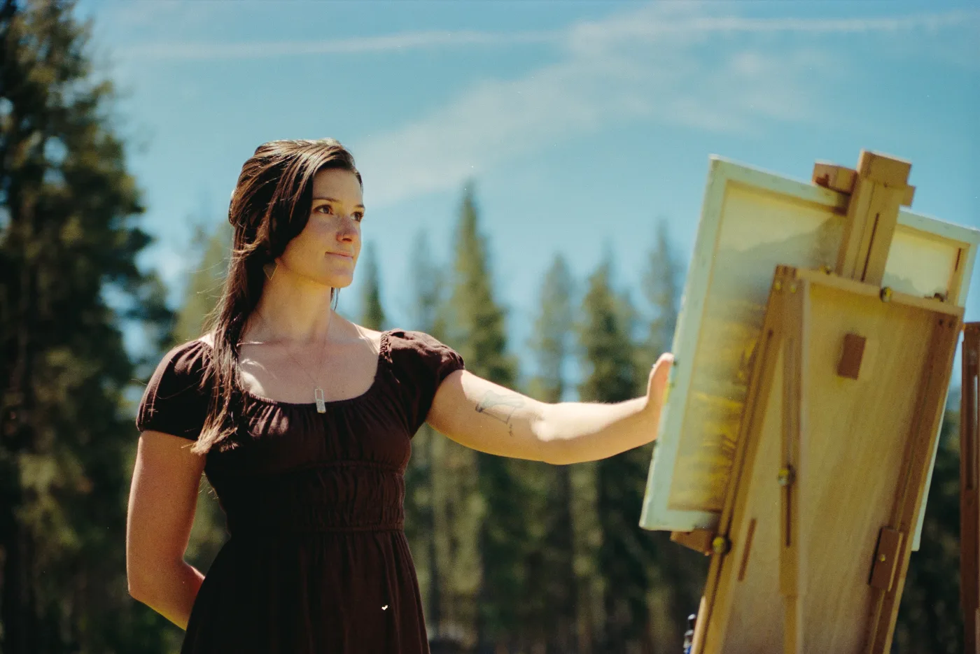Holly Di Cecco painting on location in Central Oregon