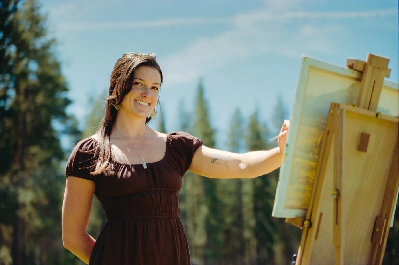 Holly Di Cecco painting on location in Central Oregon